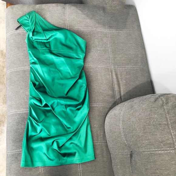 One-Shoulder Green dress - Picture 2 of 6